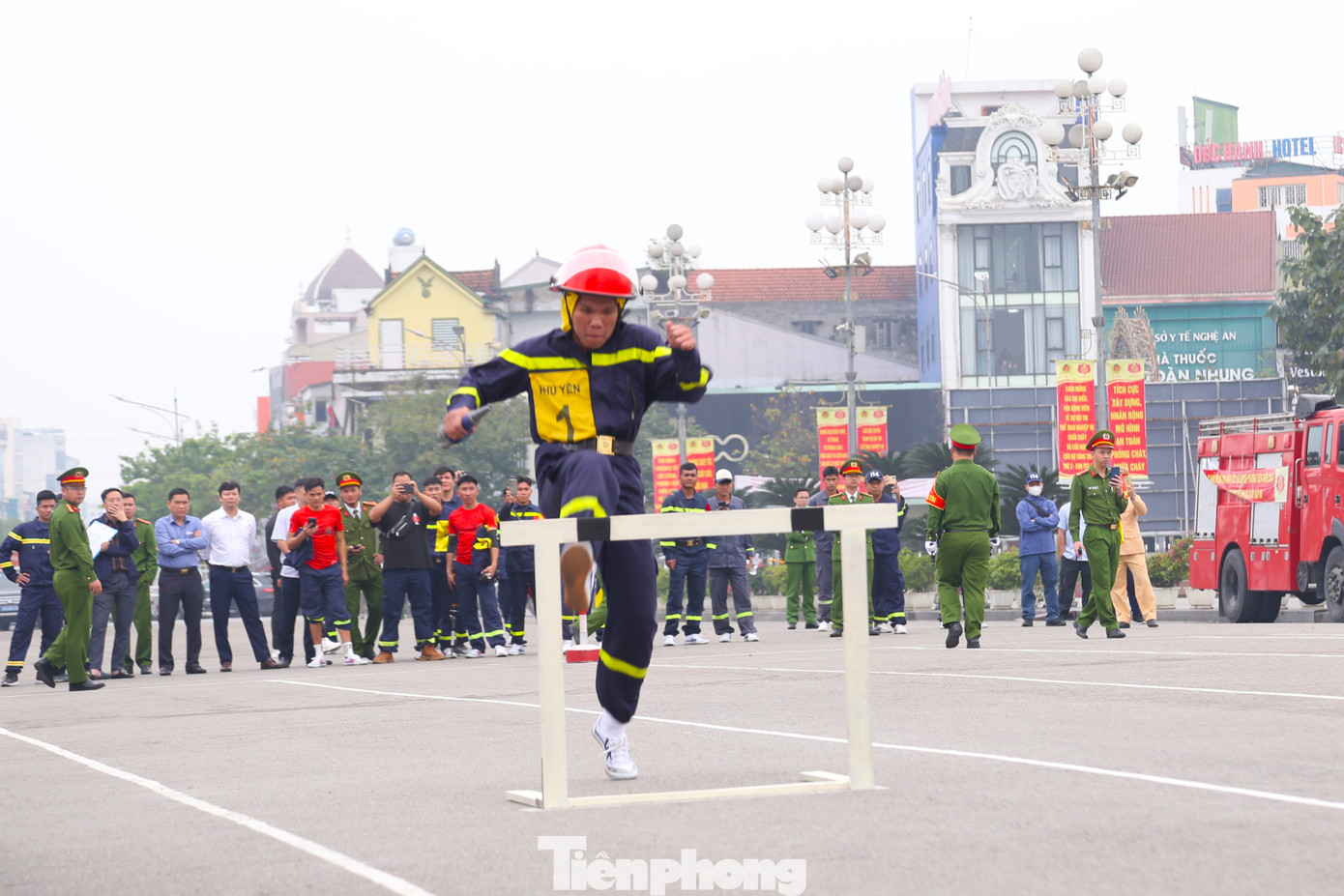 Môn thi “4x100m chạy tiếp sức cứu người và chữa cháy”. Trong ảnh, lính cứu hỏa vượt qua mô hình chướng ngại vật.