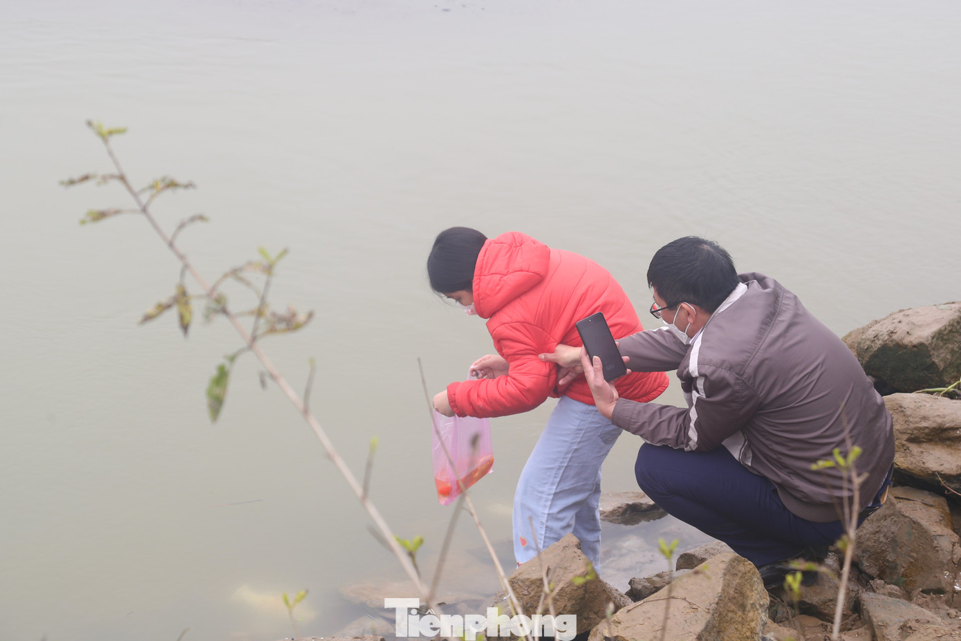 Nhiều em nhỏ theo bố mẹ đi thả cá phóng sinh trong buổi sáng nay.