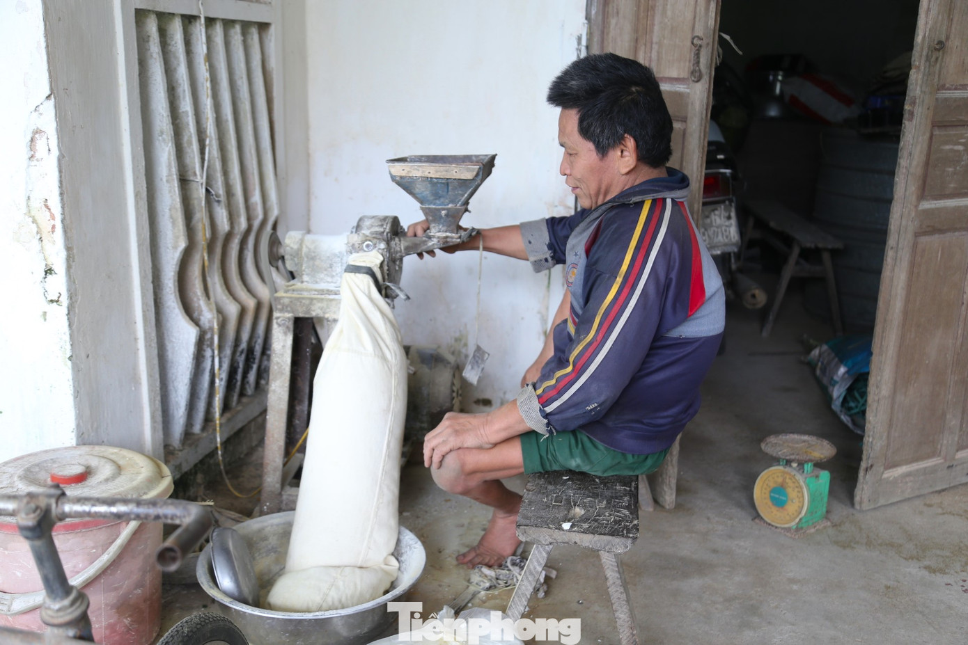 Chiếc máy xay bột đã theo ông Tân suốt nhiều năm