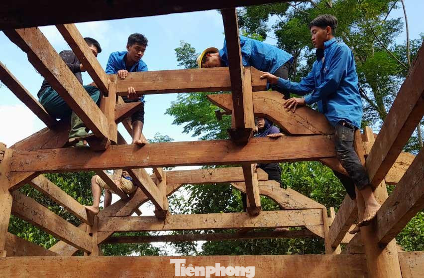 Anh Xèo Văn Ba – Bí thư Đoàn xã Bảo Nam cho biết, những ngày qua, cùng với lực lượng công an, quân đội, chính quyền địa phương đã nỗ lực giúp người dân khắc phục hậu quả do mưa lũ gây ra.