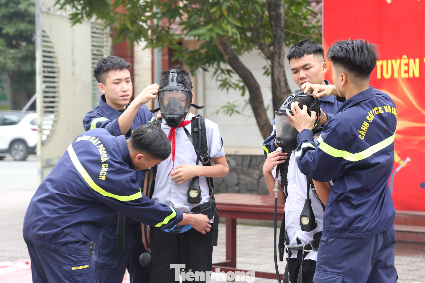 Tại chương trình, ngoài việc trang bị những kiến thức phòng cháy chữa cháy, người dân, học sinh còn được trực tiếp trải nghiệm công việc của cán bộ, chiến sĩ cảnh sát Phòng cháy chữa cháy và được trang bị, thực hành các kỹ năng chữa cháy, thoát hiểm, đảm bảo an toàn khi có sự cố cháy xảy ra.