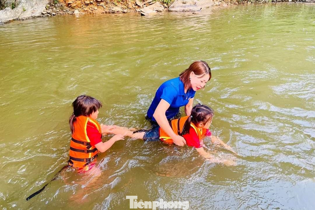 Nhằm trang bị những kỹ năng, nhận thức cơ bản, phòng tránh các tai nạn thương tích cho trẻ em trên địa bàn, đoàn viên thanh niên huyện Tương Dương tổ chức chương trình ngoại khóa tuyên truyền phòng chống đuối nước và giáo dục kỹ năng bơi cho học sinh trường Tiểu học Tam Hợp, xã Tam Hợp.