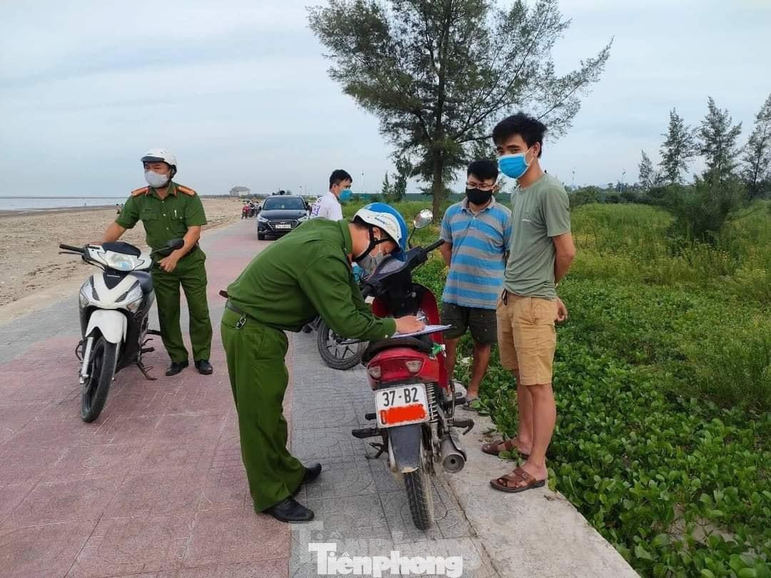 Công an thị xã Cửa Lò lập biên bản xử phạt những trường hợp vi phạm. Công an thị xã Cửa Lò lập biên bản xử phạt những trường hợp vi phạm.
