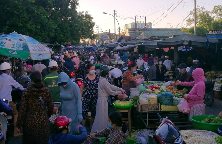 Chợ Vinh đông nghịt người khoảng 3 giờ chiều 18/6 Chợ Vinh đông nghịt người khoảng 3 giờ chiều 18/6