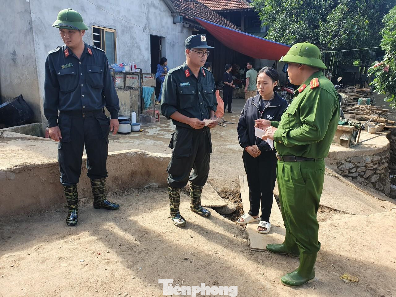 Ngoài ra, đại diện Trung đoàn CSCĐ Bắc Trung Bộ, Bộ Tư lệnh CSCĐ đã thăm hỏi, động viên gia đình có người bị lũ cuốn tại bản Sơn Hà, xã Tà Cạ. Ngoài ra, đại diện Trung đoàn CSCĐ Bắc Trung Bộ, Bộ Tư lệnh CSCĐ đã thăm hỏi, động viên gia đình có người bị lũ cuốn tại bản Sơn Hà, xã Tà Cạ.