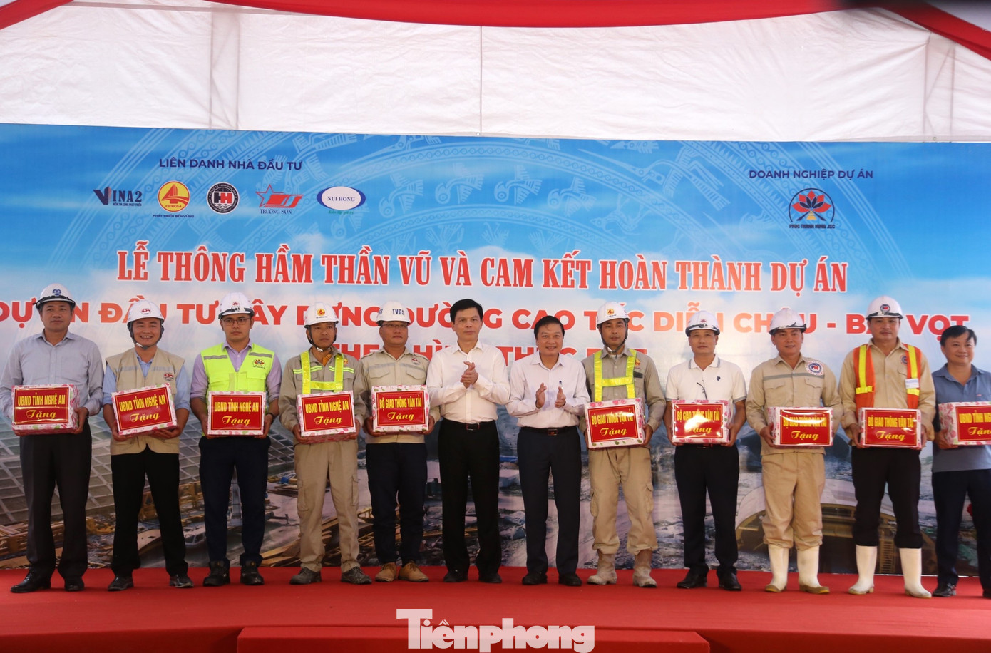 Bộ Giao thông Vận tải và tỉnh Nghệ An tặng quà cho các đơn vị thi công có thành tích xuất sắc.