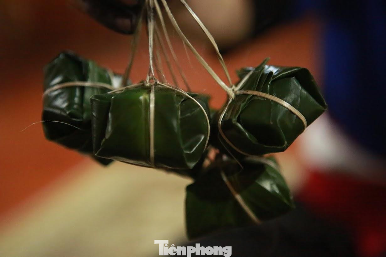 Bánh “khâu tôm pom” (bánh vuông nhỏ). Bánh này có hình vuông nhỏ, lớn hơn hộp diêm, buộc thành chùm, mỗi chùm 5 bánh. Với ý nghĩa cầu cho sung túc, mọi sự tròn trịa, đầy đủ