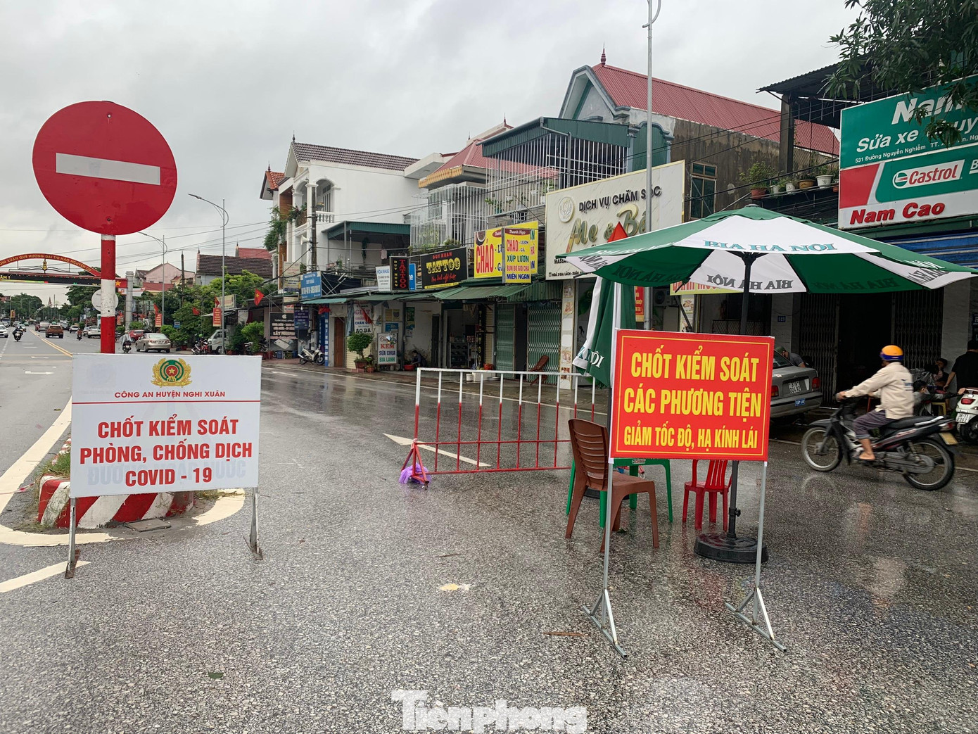 Sáng nay người dân Nghệ An đi qua chốt kiểm soát huyện Nghi Xuân - Hà Tĩnh không cần phải xuất trình giấy xét nghiệm SARS-CoV-2