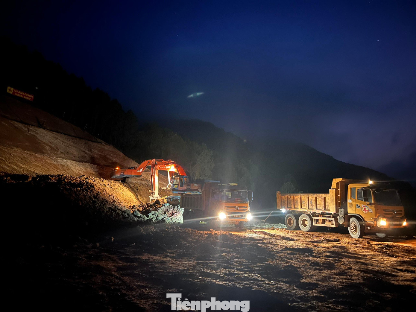 Đại diện Ban QLDA 6 chia sẻ: “Dự án đang được huy động tổng lực, thi công ngày đêm, phấn đấu hoàn thiện thi công nền đường vào cuối tháng 7/2022. Ban luôn yêu cầu các nhà thầu phối hợp chặt chẽ với chính quyền địa phương tháo gỡ các điểm nghẽn về mặt bằng, đường lưới điện, đường công vụ để tạo điều kiện cho quá trình thi công. Giá trị sản lượng đến nay đạt 27% giá trị hợp đồng, vượt 2% so với kế hoạch”.