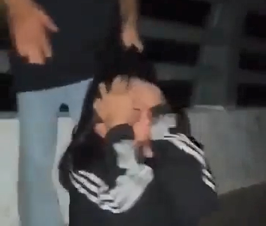 Bị đánh, nữ sinh chỉ biết ôm mặt chịu đựng Bị đánh, nữ sinh chỉ biết ôm mặt chịu đựng