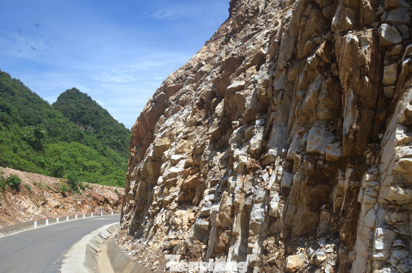 Những khối đá khổng lồ có thể rơi xuống đường bất cứ lúc nào.