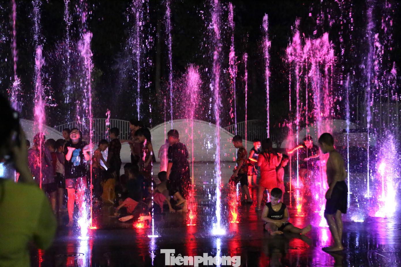 Các em nhỏ thích thú tắm mát