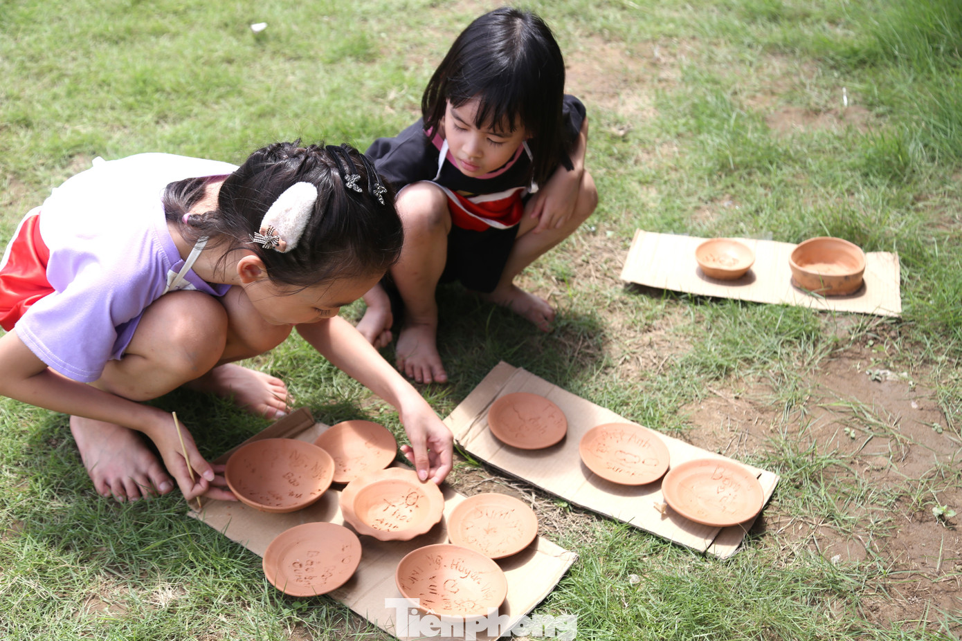 Những sản phẩm sau khi tạo hình sẽ được phơi khô trong khoảng 4-5 giờ đồng hồ. Những sản phẩm sau khi tạo hình sẽ được phơi khô trong khoảng 4-5 giờ đồng hồ.