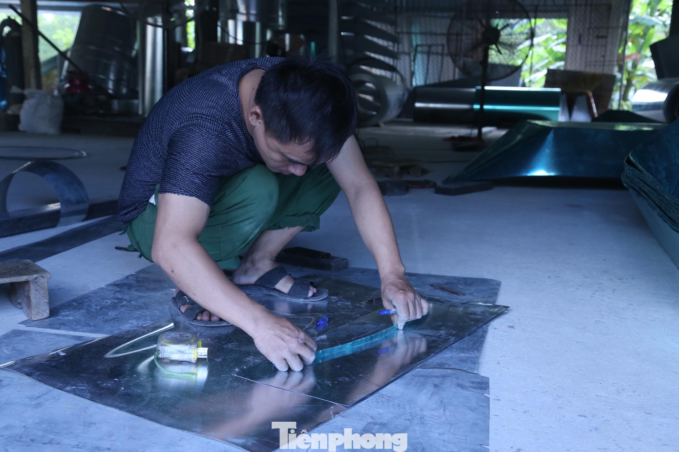 Những ngày mưa bão, nhu cầu của thị trường tăng lên, các hộ sản xuất đều phải thuê thêm người làm.