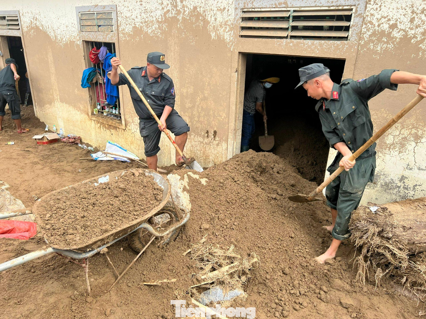 Thượng tá Thái Doãn Bằng - Trung đoàn trưởng Trung đoàn CSCĐ Bắc Trung Bộ, Bộ Tư lệnh CSCĐ cho biết: “Thực hiện chỉ đạo của đồng chí Tư lệnh CSCĐ, Trung đoàn đã điều 100 cán bộ, chiến sĩ giúp nhân dân Kỳ Sơn khắc phục hậu quả lũ quét gây ra với tinh thần vì nhân dân phục vụ. Chứng kiến cảnh hoang tàn sau cơn lũ quét, cán bộ, chiến sĩ rất đồng cảm, chia sẻ, cố gắng hết sức để làm sao giúp bà con sớm ổn định cuộc sống”. Thượng tá Thái Doãn Bằng - Trung đoàn trưởng Trung đoàn CSCĐ Bắc Trung Bộ, Bộ Tư lệnh CSCĐ cho biết: “Thực hiện chỉ đạo của đồng chí Tư lệnh CSCĐ, Trung đoàn đã điều 100 cán bộ, chiến sĩ giúp nhân dân Kỳ Sơn khắc phục hậu quả lũ quét gây ra với tinh thần vì nhân dân phục vụ. Chứng kiến cảnh hoang tàn sau cơn lũ quét, cán bộ, chiến sĩ rất đồng cảm, chia sẻ, cố gắng hết sức để làm sao giúp bà con sớm ổn định cuộc sống”.