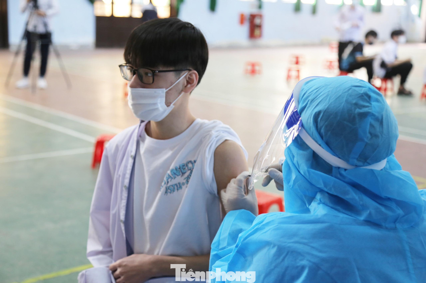 Được biết, số lượng vắc xin tiêm cho học sinh đã được cấp về 21 huyện, thành thị và bắt đầu từ hôm nay (27/11) các địa phương sẽ thực hiện tiêm, trước mắt ưu tiên cho học sinh lớp 12 và sẽ tiếp tục tiêm từ các khối lớp trên xuống dưới.