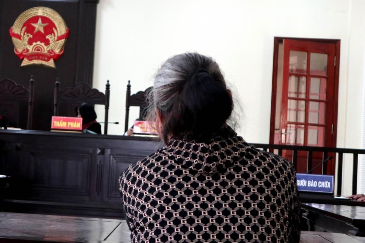 Người mẹ bất lực khi nghe con khai nhận hành vi phạm tội.