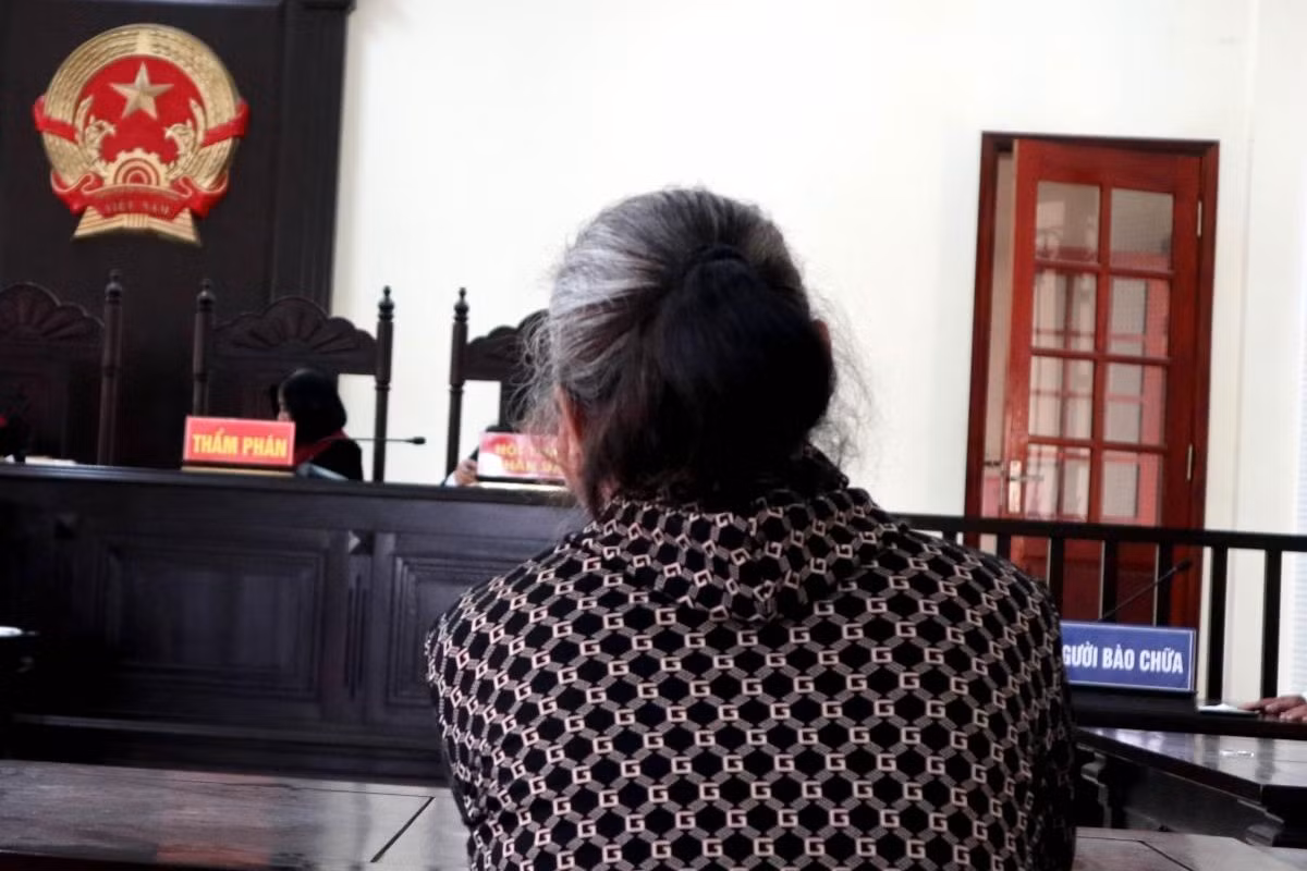 Người mẹ bất lực khi nghe con khai nhận hành vi phạm tội.