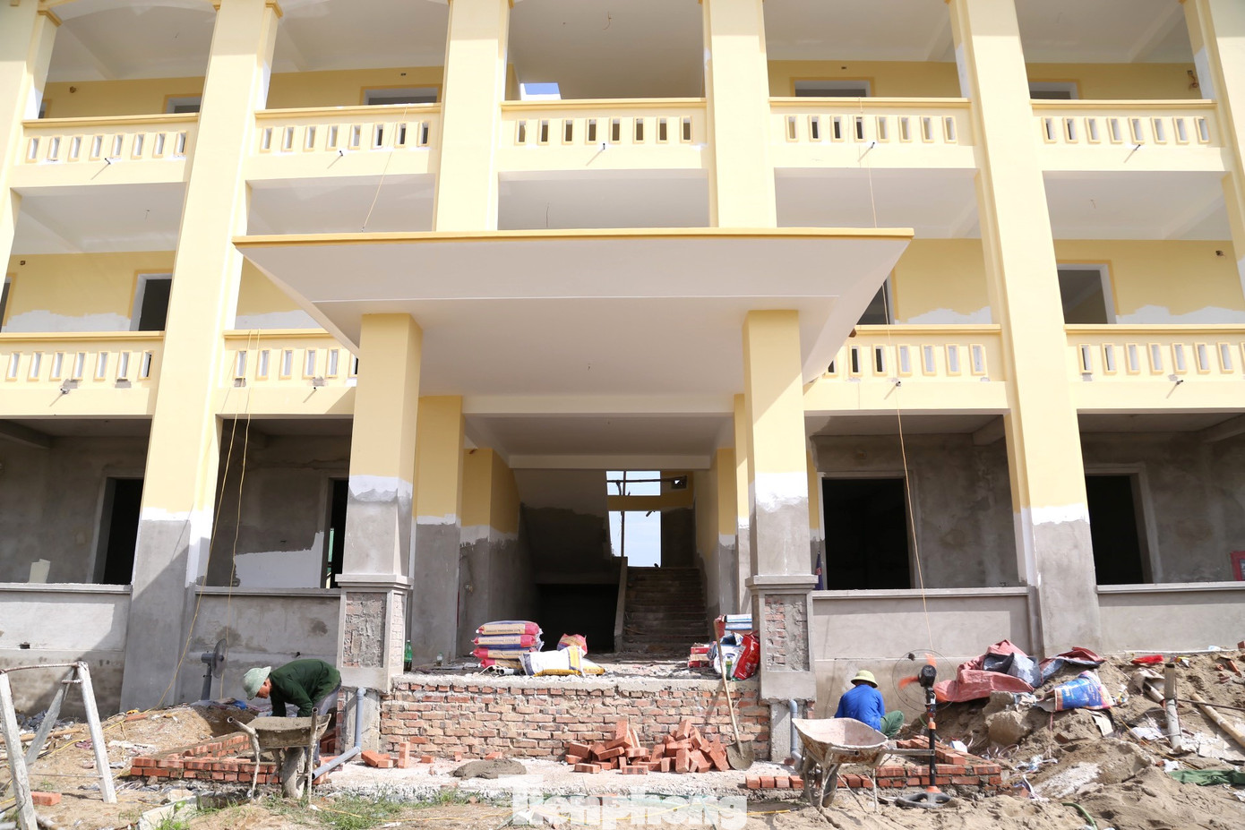 Bà Nguyễn Thị Quế (62 tuổi, trú xóm 5) bức xúc: “Việc xây dựng trường, chúng tôi ủng hộ, nhưng xã nên có ý kiến với người dân, vì đất này chúng tôi đã được cấp giấy chứng nhận. Hơn 1 năm qua, chúng tôi vẫn chưa nhận được đền bù”.