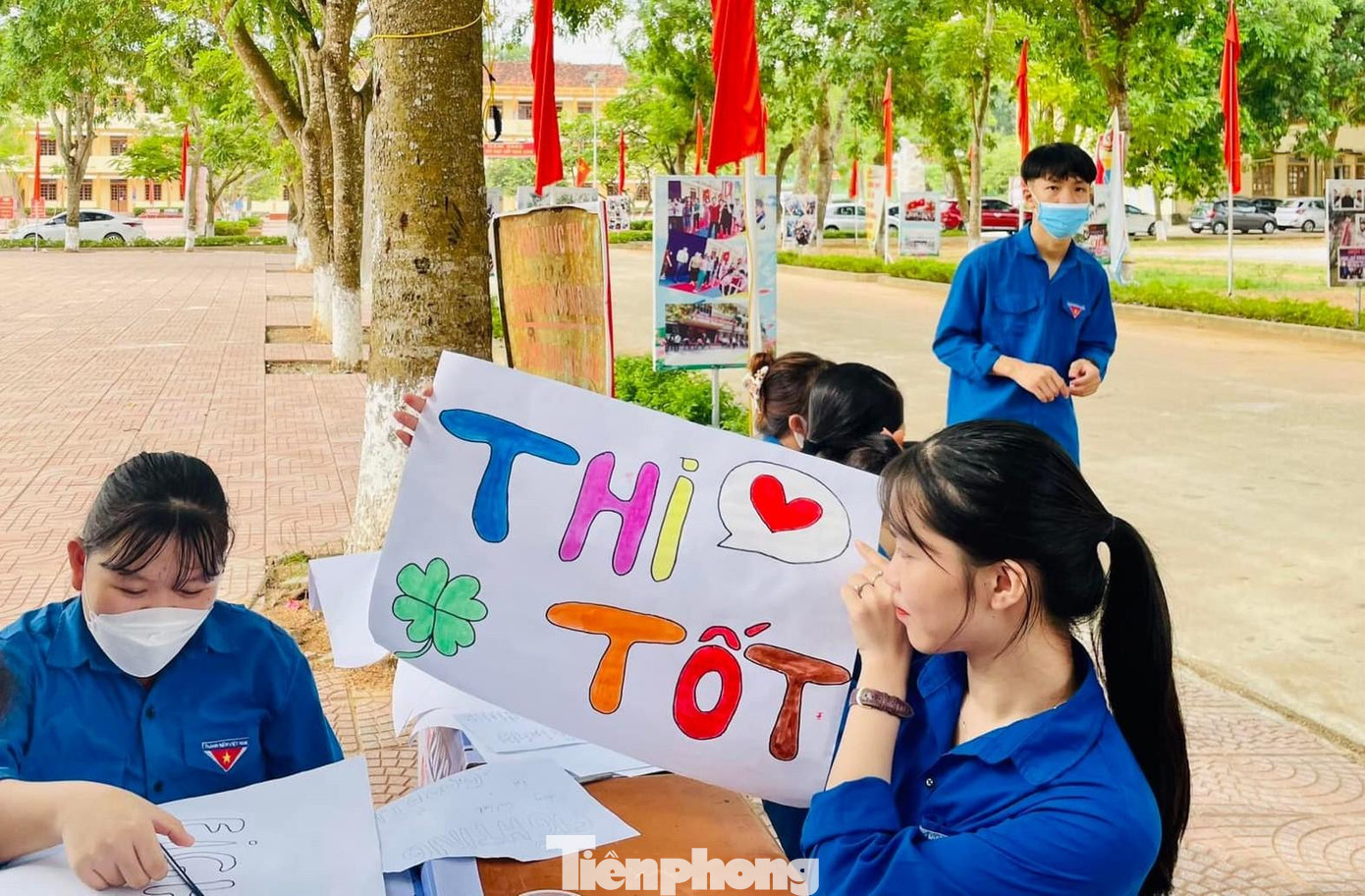 Sáng 7/7, các thí sinh trên cả nước sẽ bước vào môn thi Ngữ Văn. Riêng tỉnh Nghệ An hơn 36.000 thí sinh đăng ký tham gia kỳ thi tốt nghiệp THPT năm 2022. Để thực hiện tốt chương trình Tiếp sức mùa thi tốt nghiệp THPT năm 2022, tuổi trẻ Nghệ An đã thành lập 305 đội hình tình nguyện với tổng số 2.420 thanh niên tình nguyện sẵn sàng tiếp sức cho sĩ tử trên địa bàn toàn tỉnh.