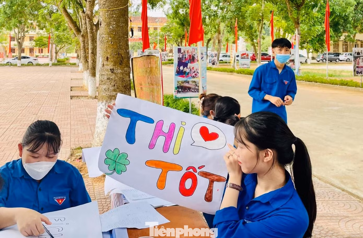 Sáng 7/7, các thí sinh trên cả nước sẽ bước vào môn thi Ngữ Văn. Riêng tỉnh Nghệ An hơn 36.000 thí sinh đăng ký tham gia kỳ thi tốt nghiệp THPT năm 2022. Để thực hiện tốt chương trình Tiếp sức mùa thi tốt nghiệp THPT năm 2022, tuổi trẻ Nghệ An đã thành lập 305 đội hình tình nguyện với tổng số 2.420 thanh niên tình nguyện sẵn sàng tiếp sức cho sĩ tử trên địa bàn toàn tỉnh.