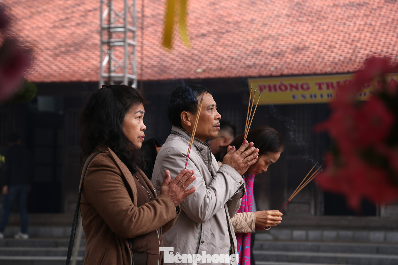 Dâng hương cầu bình an, phúc lộc. Dâng hương cầu bình an, phúc lộc.