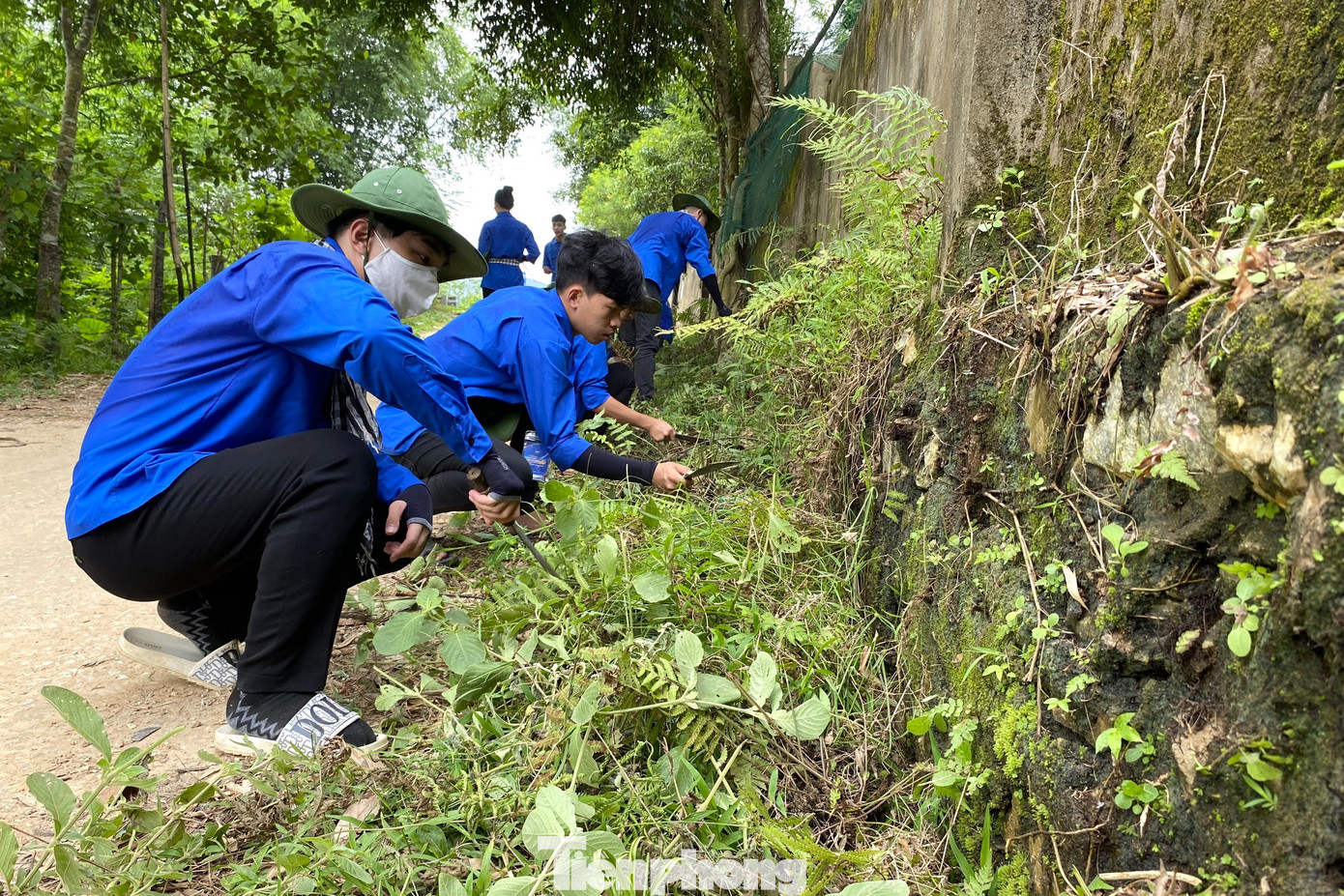 Chia sẻ về những khó khăn gặp phải trong quá trình tham gia tình nguyện, Đội trưởng Nguyễn Khánh Linh cho biết: “Tham gia tình nguyện hè là một trải nghiệm đầy ý nghĩa, nhưng cũng không tránh khỏi những khó khăn và thách thức. Lần tình nguyện hè này, chúng tôi gặp phải điều kiện thời tiết thay đổi thất thường lúc nắng, lúc mưa, gây cản trở khi thực hiện các hoạt động tình nguyện. Bên cạnh đó, việc giao tiếp và tương tác với những người dân địa phương cũng gặp những khó khăn về ngôn ngữ và văn hóa do ở đây chủ yếu là đồng bào dân tộc Thái”. Chia sẻ về những khó khăn gặp phải trong quá trình tham gia tình nguyện, Đội trưởng Nguyễn Khánh Linh cho biết: “Tham gia tình nguyện hè là một trải nghiệm đầy ý nghĩa, nhưng cũng không tránh khỏi những khó khăn và thách thức. Lần tình nguyện hè này, chúng tôi gặp phải điều kiện thời tiết thay đổi thất thường lúc nắng, lúc mưa, gây cản trở khi thực hiện các hoạt động tình nguyện. Bên cạnh đó, việc giao tiếp và tương tác với những người dân địa phương cũng gặp những khó khăn về ngôn ngữ và văn hóa do ở đây chủ yếu là đồng bào dân tộc Thái”.