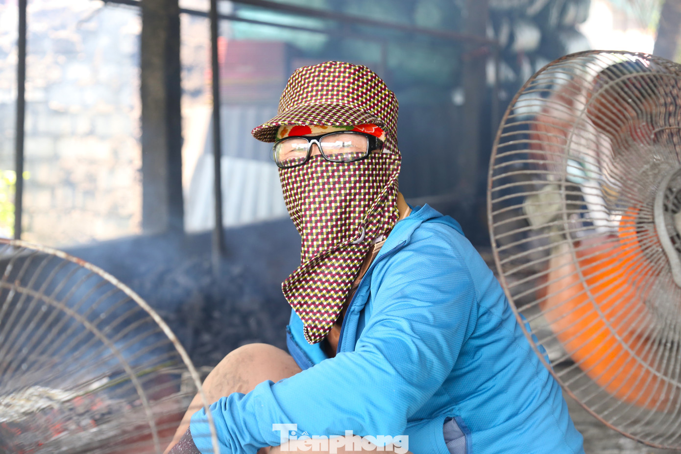 Bà Hoa cho biết đã làm nghề được gần 20 năm, thấm hơn ai hết những vất vả, khó nhọc của công việc. Bất kể mùa đông hay ngày hè nóng bức, bao giờ cũng mướt mồ hôi do tiếp xúc quá gần với bếp than đỏ rực.