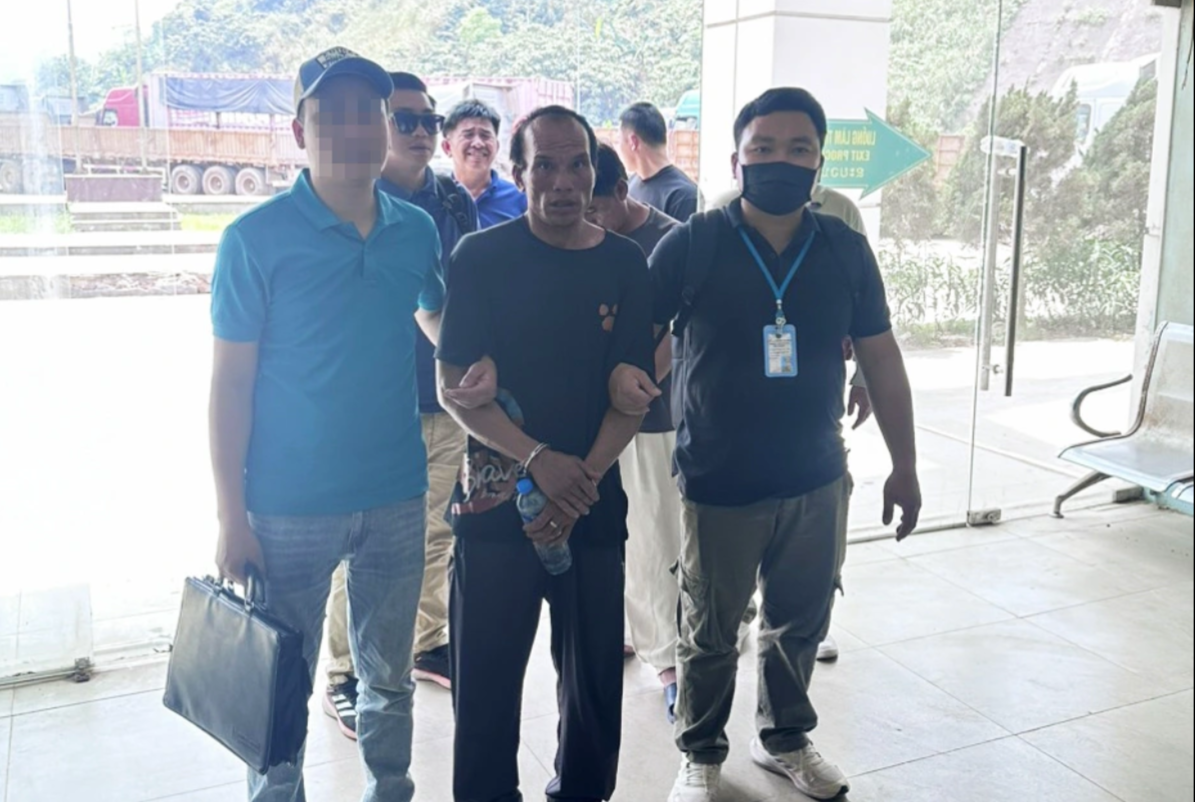 Công an dẫn giải Lương Văn Bún từ Lào về Việt Nam Công an dẫn giải Lương Văn Bún từ Lào về Việt Nam