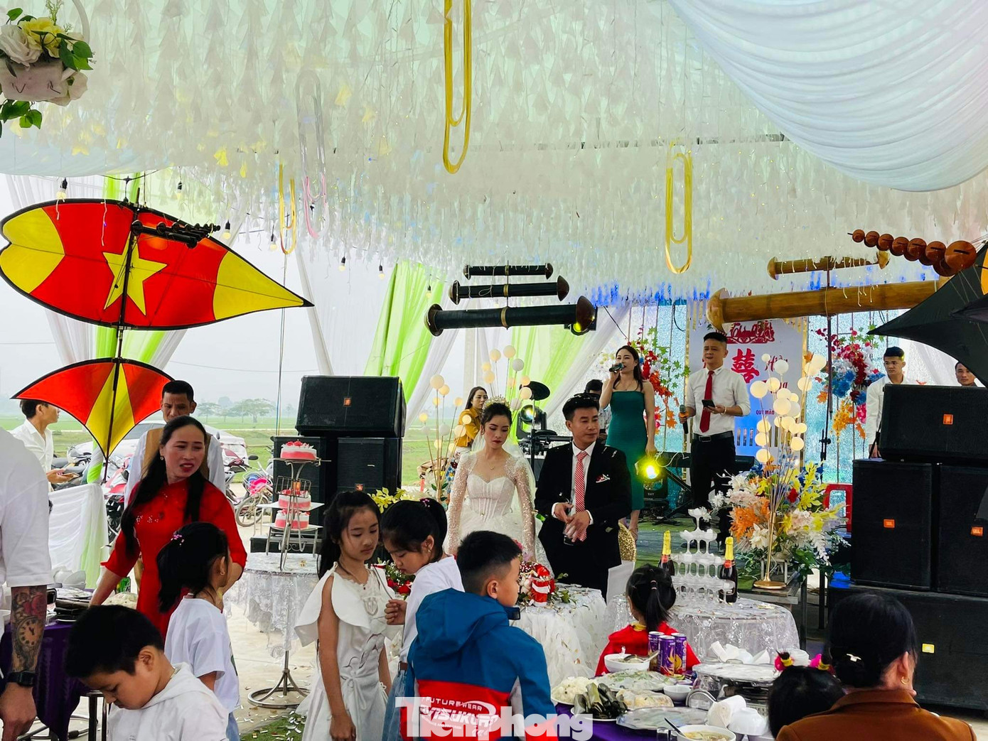 Bên trong rạp cưới còn treo cả hai chiếc sáo lớn Bên trong rạp cưới còn treo cả hai chiếc sáo lớn