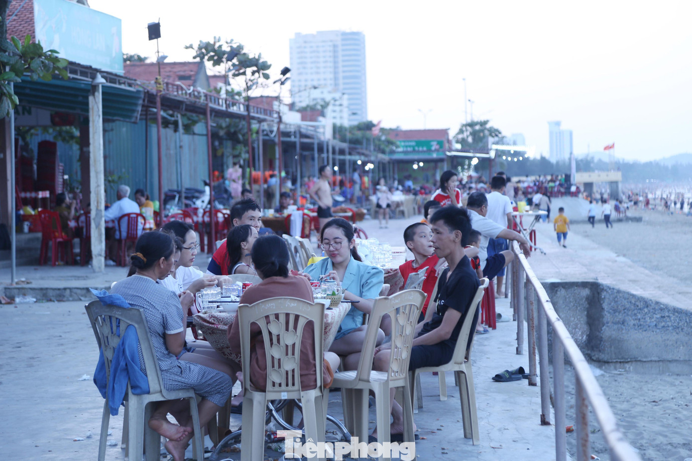 Các nhà hàng kinh doanh hải sản dọc bãi biển Cửa Lò trở nên nhộn nhịp, sôi động.