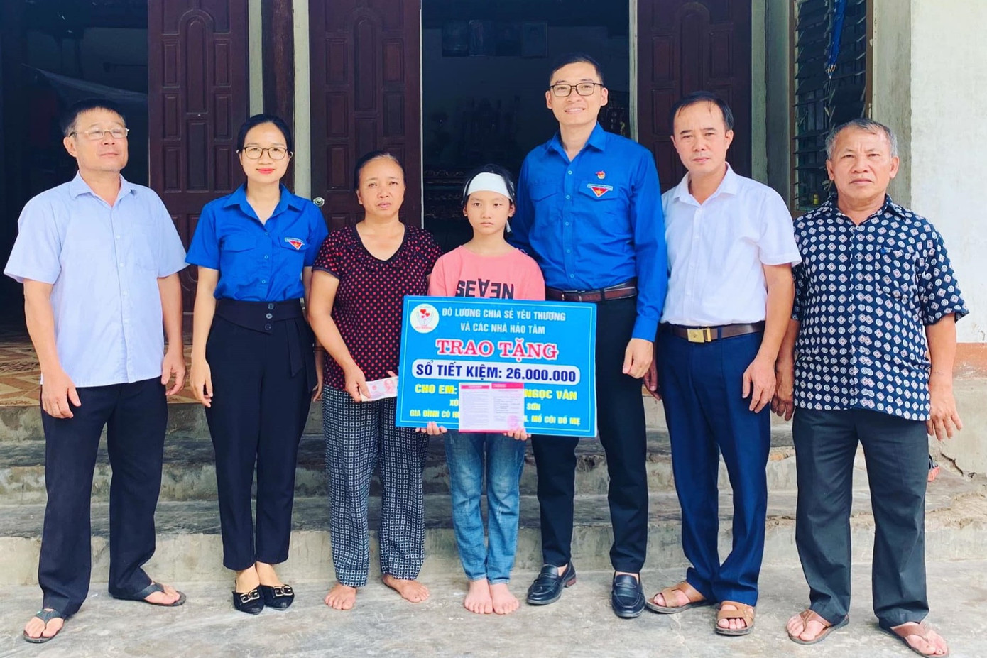 Anh Nguyễn Tất Hùng (thứ 3 từ phải qua) cùng nhóm “Đô Lương – Chia sẻ yêu thương” đã kêu gọi, đã giúp đỡ cho 563 hoàn cảnh khó khăn với giá trị hơn 5,7 tỷ đồng.