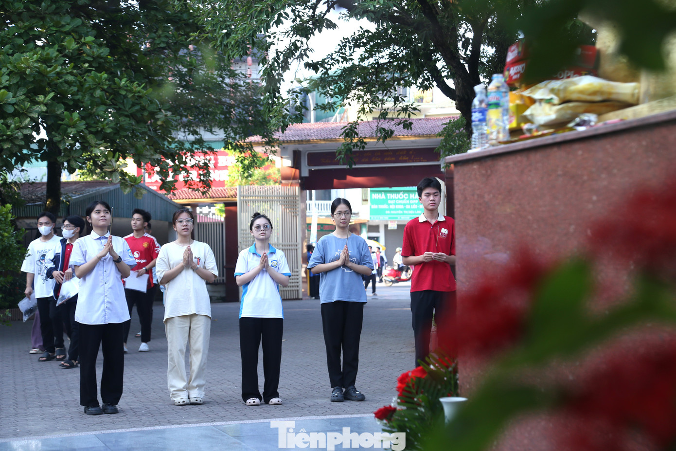 Nhiều thí sinh cho biết, việc dâng hương trước tượng đài cụ Phan nhằm thể hiện sự tri ân, bày tỏ lòng ngưỡng vọng trước cuộc đời và lý tưởng cách mạng của nhà chí sỹ yêu nước. Trí tuệ và tinh thần hiếu học của cụ Phan Bội Châu là tấm gương sáng để thế hệ trẻ học tập, noi theo.