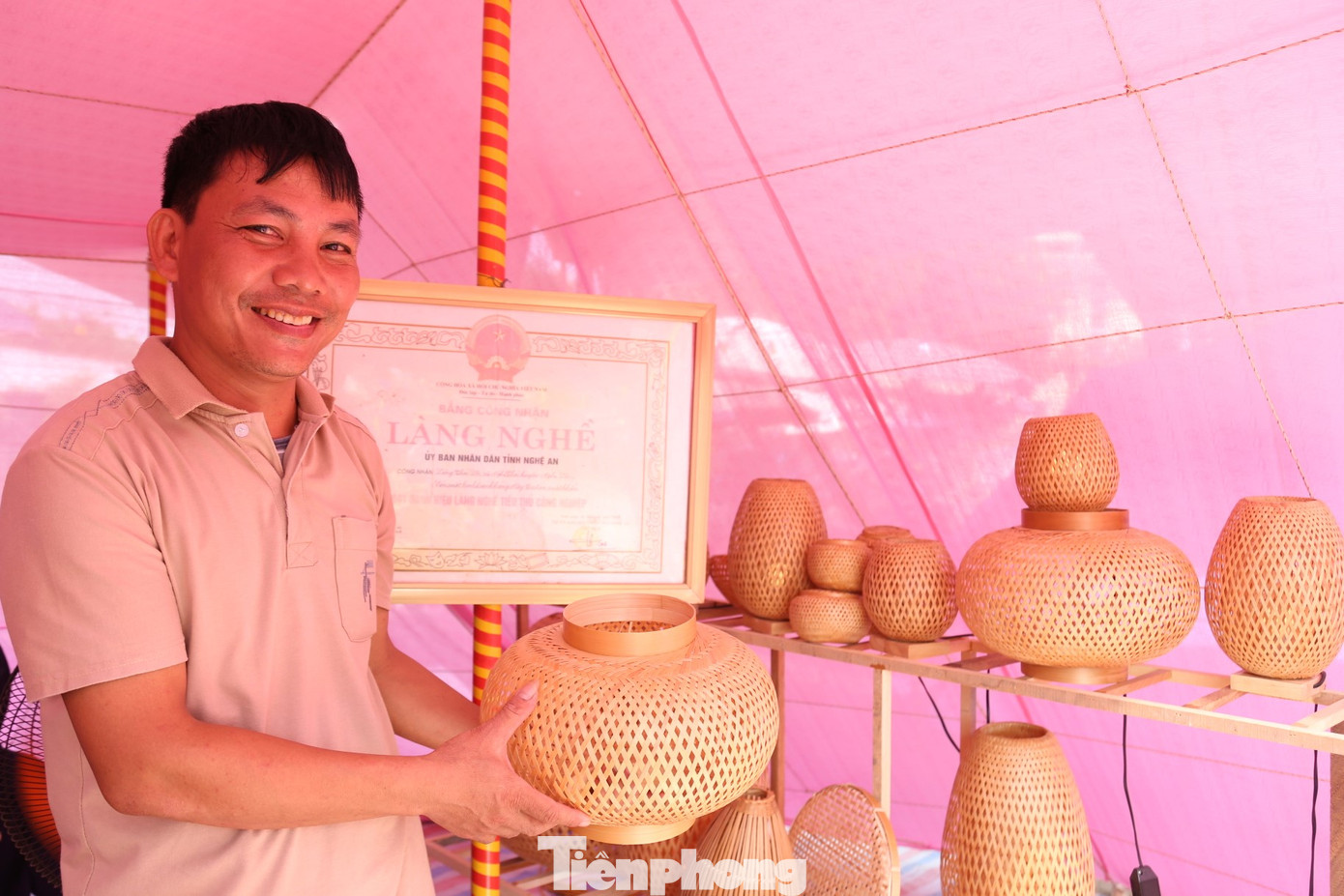 Ông Nguyễn Văn Chung (Bí thư chi bộ xóm Thái Lộc) cho hay: “Làng nghề mây tre đan Thái Lộc có 180 hộ, tạo việc làm cho hơn 600 lao động, hàng năm doanh thu gần 30 tỷ đồng. Bằng việc sử dụng các sản phẩm truyền thống trong trang trí hội trại, chúng tôi muốn quảng bá sản phẩm, đồng thời truyền tình yêu nghề cho thế hệ trẻ”.