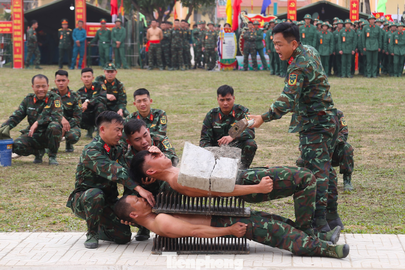 Biểu diễn công phá. Đây là nội dung được đưa vào huấn luyện thường xuyên của lực lượng trinh sát đặc nhiệm, được đánh giá là khó nhất, đòi hỏi công phu, khổ luyện và nội lực phi thường trong ý chí của người chiến sĩ trinh sát. Trong ảnh:Thót tim với màn biểu diễn nằm chồng lên nhau qua lớp chông sắt để thực hiện công phá đá trên bụng.