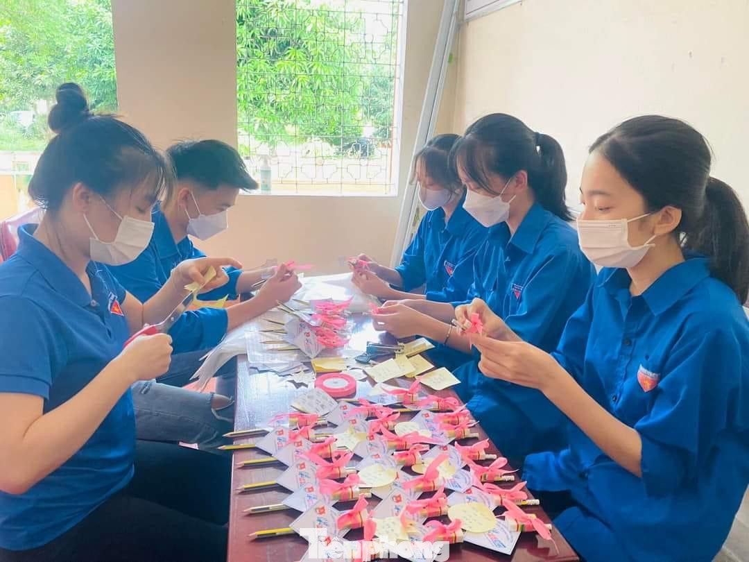 Ngoài những hoạt động như nước uống miễn phí, bữa cơm miễn phí..., thanh niên tình nguyện trên địa bàn tỉnh Nghệ An còn làm nhiều quà tặng đơn giản nhưng có ý nghĩa sâu sắc như tặng bút chì, thước kẻ, bình nước,... cổ vũ sĩ tử vượt vũ môn.