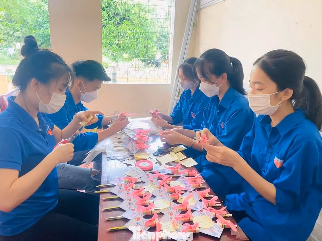 Ngoài những hoạt động như nước uống miễn phí, bữa cơm miễn phí..., thanh niên tình nguyện trên địa bàn tỉnh Nghệ An còn làm nhiều quà tặng đơn giản nhưng có ý nghĩa sâu sắc như tặng bút chì, thước kẻ, bình nước,... cổ vũ sĩ tử vượt vũ môn.