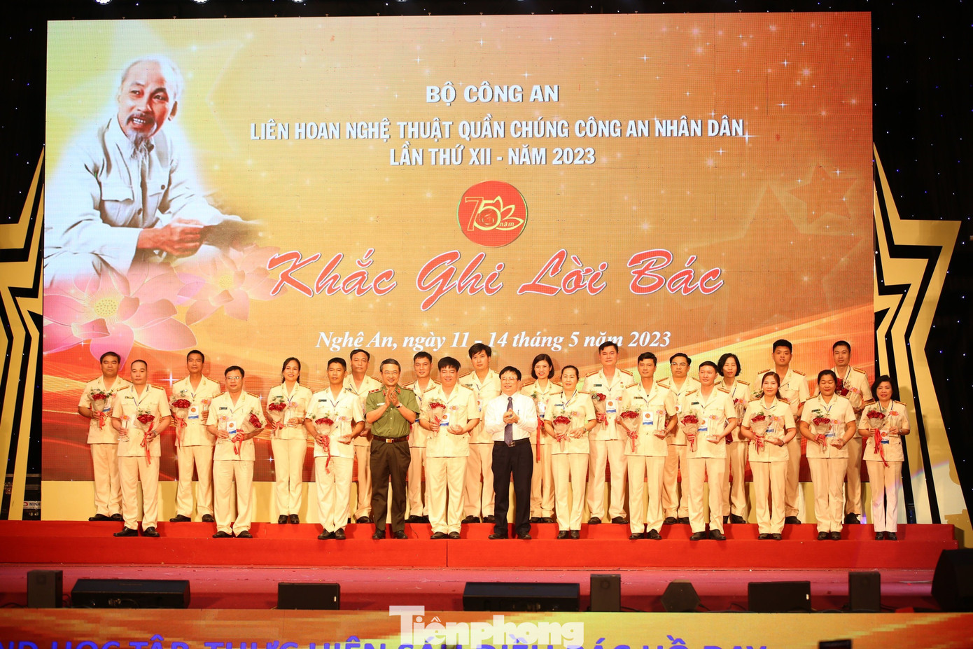 Tặng hoa và biểu trưng cho đại diện các đoàn nghệ thuật quần chúng.