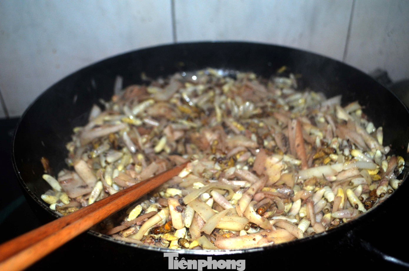 Đối với nhộng ong vàng, người dân thường đem về rang với lá chanh hoặc xào nấu với lá tía tô, xào măng chua,... Ngoài ra còn có thể chế biến thành các món như nhộng ong chiên giòn, nhộng ong trộn xoài, nhộng ong xào ngô…. Đối với nhộng ong vàng, người dân thường đem về rang với lá chanh hoặc xào nấu với lá tía tô, xào măng chua,... Ngoài ra còn có thể chế biến thành các món như nhộng ong chiên giòn, nhộng ong trộn xoài, nhộng ong xào ngô….