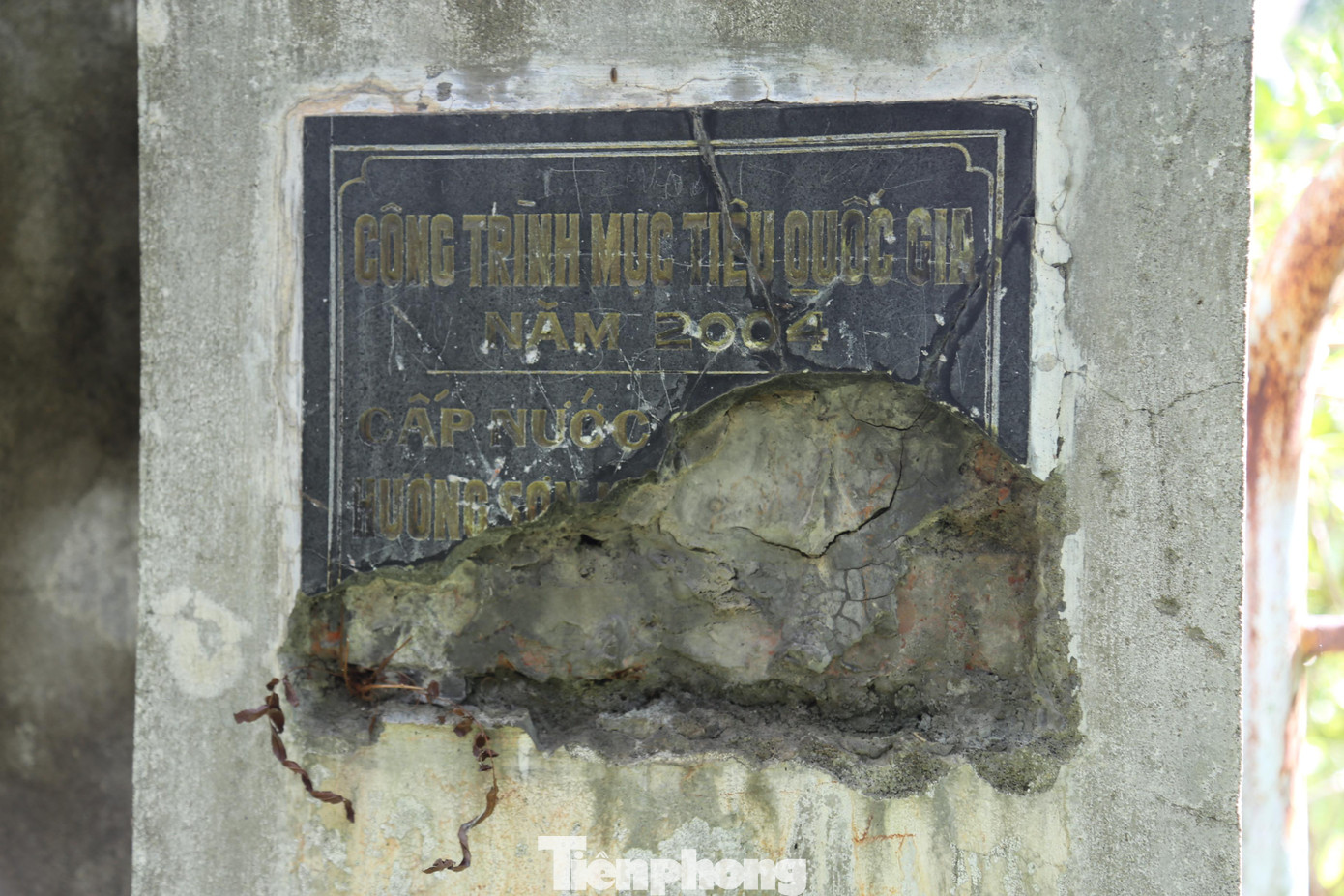 Theo thông tin trên bảng tên còn sót lại, đây là công trình mục tiêu quốc gia. Tuy nhiên chỉ sau một thời gian ngắn đưa vào sử dụng, công trình đã bị bỏ hoang, hư hỏng, xuống cấp theo nắng mưa.