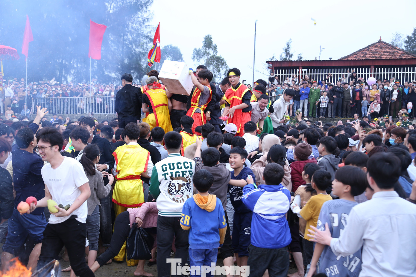 Sau lễ yết cáo, hàng trăm người dân ùa vào lấy lộc.