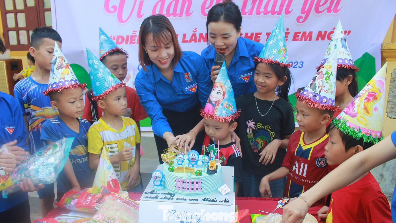 Tổ chức sinh nhật cho hơn 100 cháu thiếu nhi nghèo, mồ côi bản Tà Sỏi, xã Châu Hạnh, huyện Quỳ Châu. Tổ chức sinh nhật cho hơn 100 cháu thiếu nhi nghèo, mồ côi bản Tà Sỏi, xã Châu Hạnh, huyện Quỳ Châu.