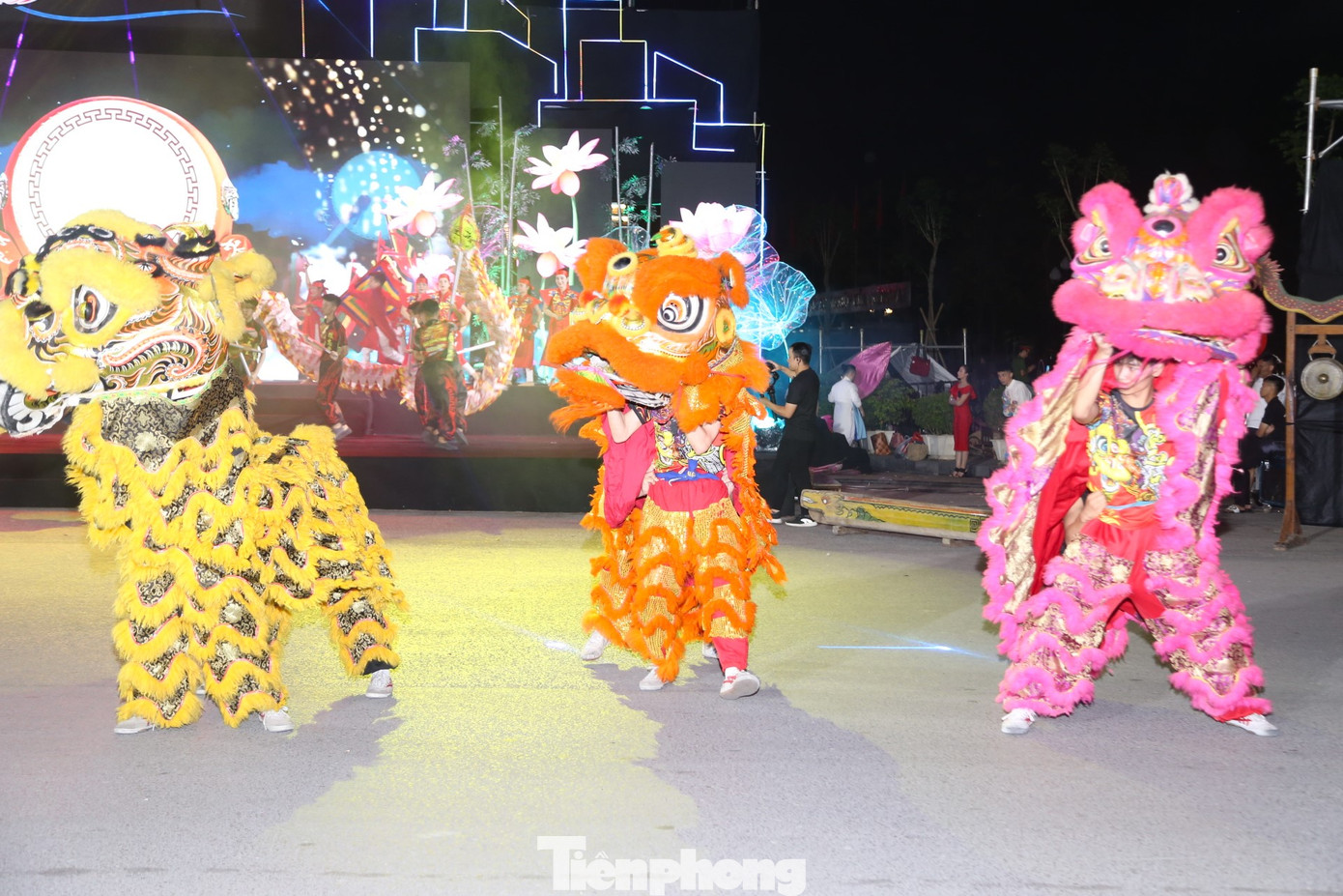 Lễ hội có sự tham gia của hơn 900 nghệ sĩ, diễn viên, nghệ nhân đến từ 21 Đoàn nghệ thuật các huyện, thành, thị tỉnh Nghệ An, Trung tâm Nghệ thuật Truyền thống tỉnh Nghệ An, Đoàn nghệ thuật tỉnh Thanh Hóa và các nhóm nhảy thành phố Vinh.