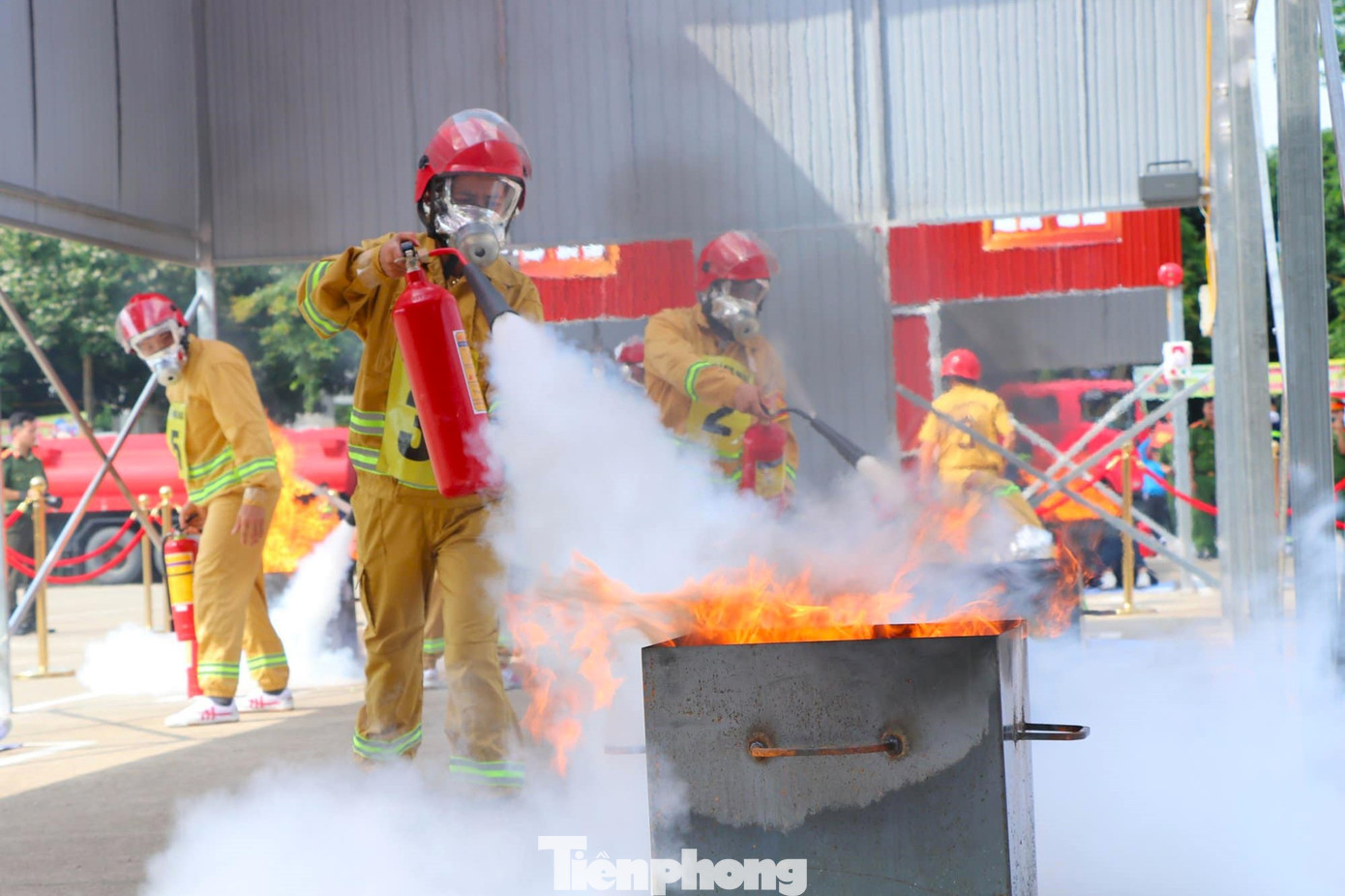 Vô hiệu hóa được đám cháy bằng bình chữa cháy mini.