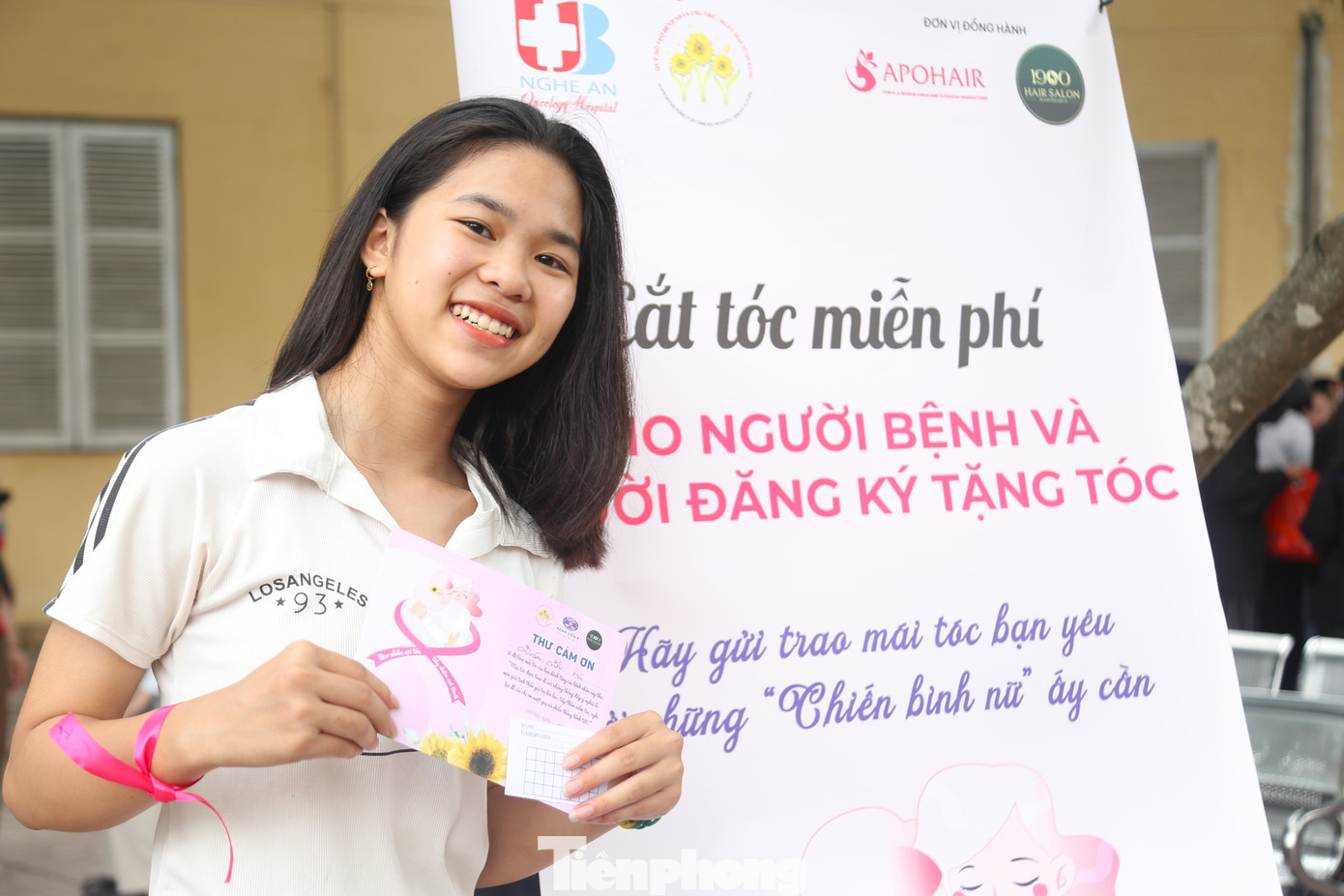 Niềm vui sau khi hiến tóc.