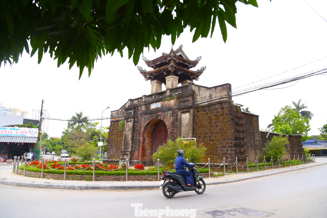 Cách cổng Tiền Môn 500 m là cổng Tả Môn, nằm ở phường Quang Trung.