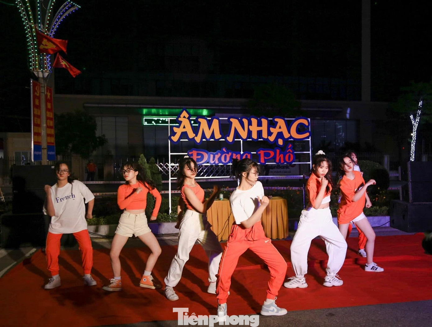 “Âm nhạc đường phố” đã mang đến một không gian giao lưu nghệ thuật vô cùng hấp dẫn, mới mẻ với những hình thức biểu diễn như: nhạc trẻ, nhảy hiện đại, các trò chơi dân gian, ảo thuật, những làn điệu dân ca ví dặm… do các bạn học sinh, sinh viên, nghệ sỹ, các câu lạc bộ nghệ thuật trong toàn tỉnh biểu diễn.