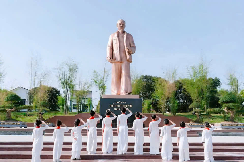 Điểm nhấn của Lễ hội Làng Sen 2025 là lễ khánh thành Tượng đài “Bác Hồ về thăm quê”
