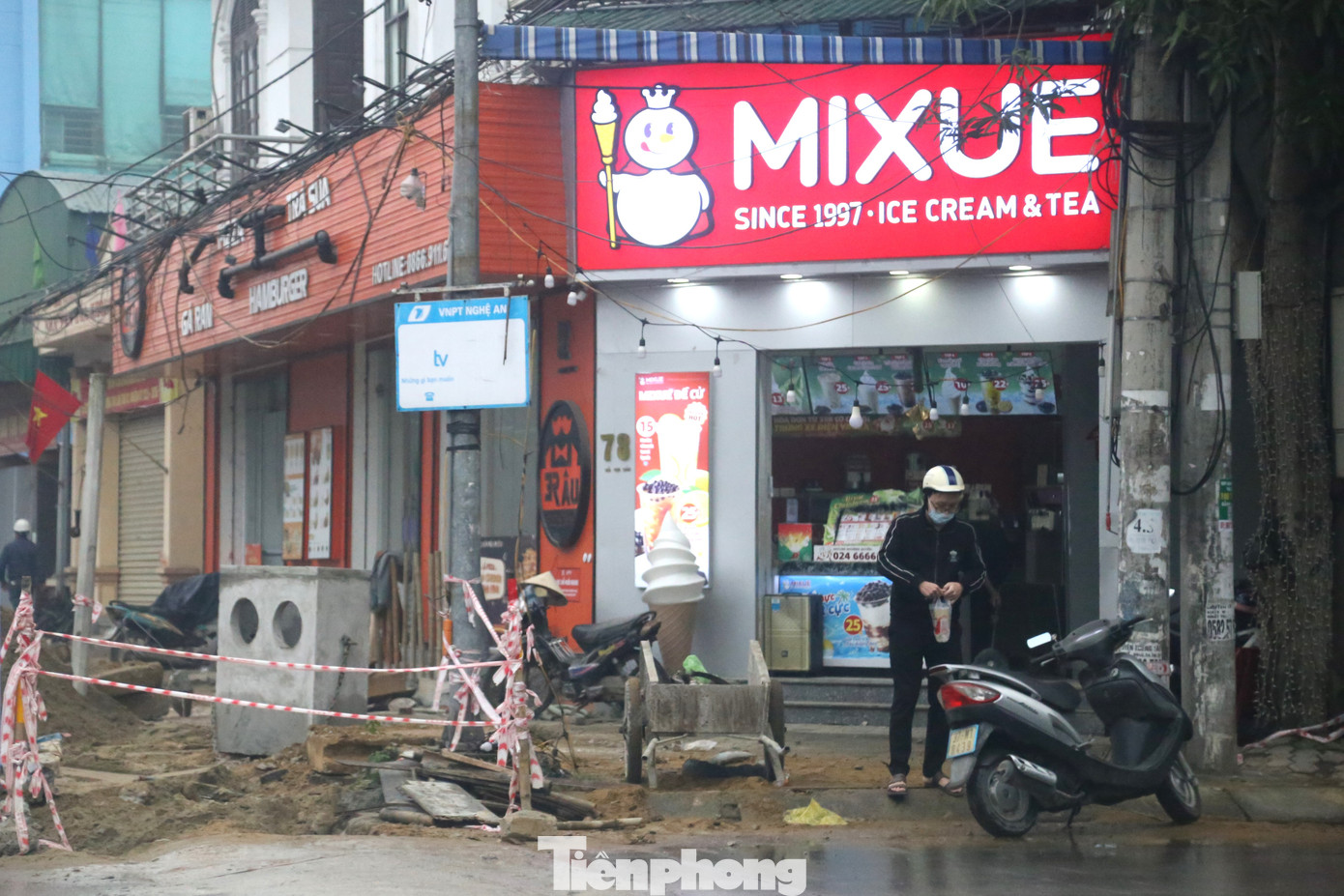 Việc thi công diễn ra trong thời gian dài, nhiều cửa hàng trên tuyến đường phải chịu cảnh ế ẩm, vắng khách.