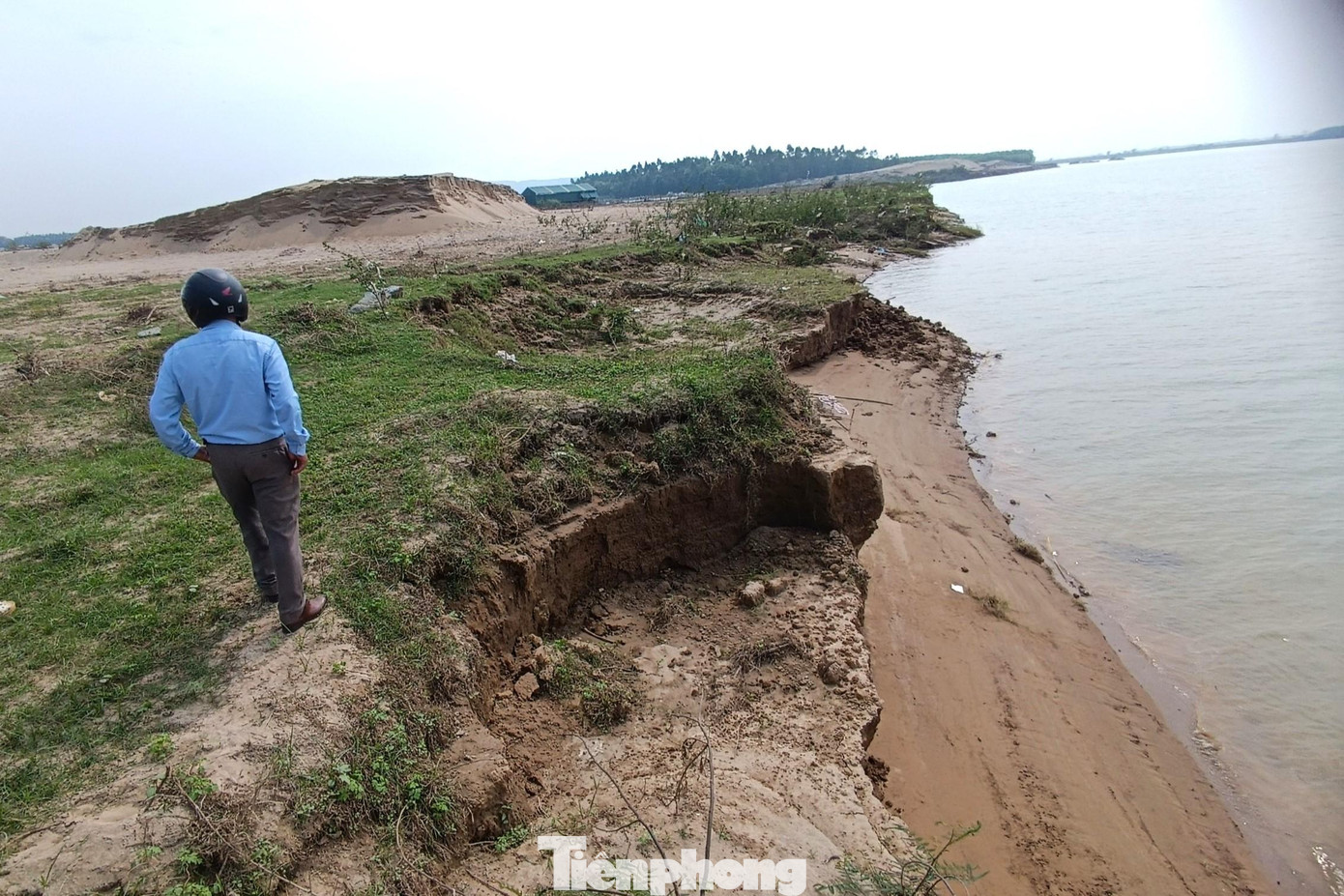 Sau những đợt mưa lũ vừa qua, tình trạng sạt lở đất tại xã Long Xá, huyện Hưng Nguyên, Nghệ An diễn ra nghiêm trọng hơn